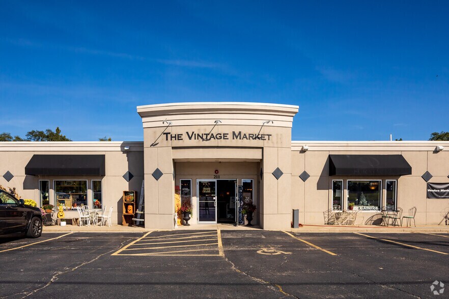 209-223 S Lincolnway, North Aurora, IL à vendre - Photo de l’immeuble – Image 3 sur 9
