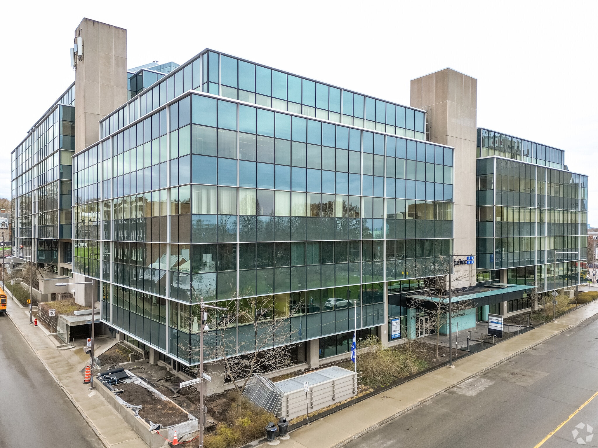 425-475 Rue Jacques-Parizeau, Québec, QC à louer Photo principale– Image 1 sur 7