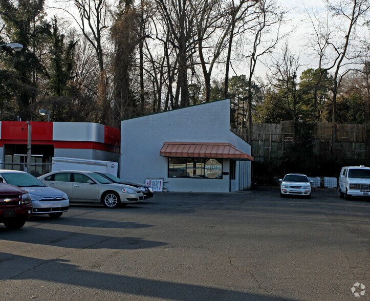 3112 E Independence Blvd, Charlotte, NC à louer - Photo principale – Image 1 sur 2
