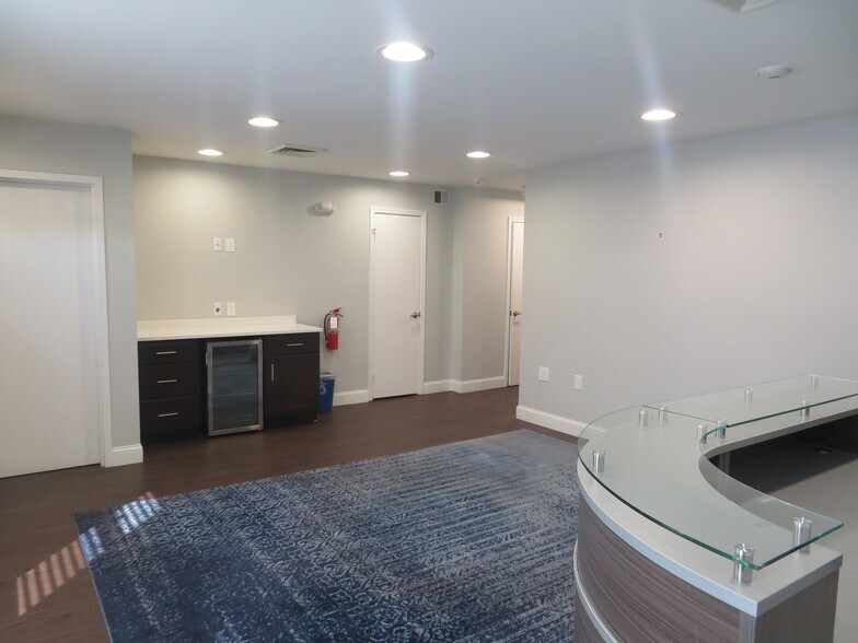 12051-12083 Tech Rd, Silver Spring, MD à louer - Photo de l’immeuble – Image 3 sur 25