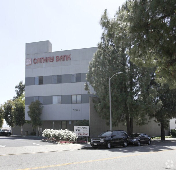 9045 Corbin Ave, Northridge, CA à louer - Photo de l’immeuble – Image 3 sur 7