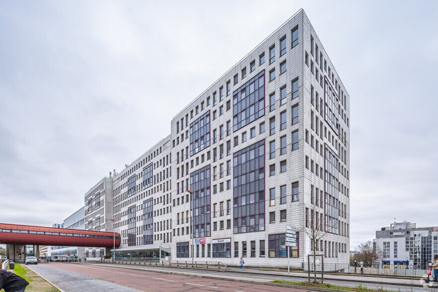 1-10 Place Charles De Gaulle, Montigny-le-Bretonneux à louer - Photo de l’immeuble – Image 3 sur 5