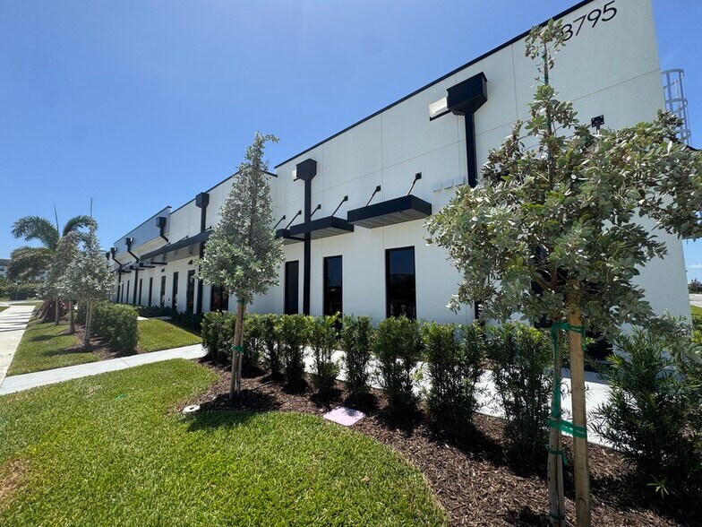 8795 Ivanhoe Drive, Melbourne, FL à louer - Photo de l’immeuble – Image 3 sur 12