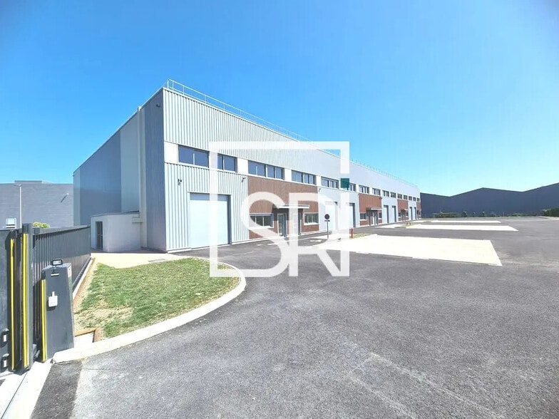Industriel/Logistique dans COURNON-D'AUVERGNE à louer - Photo de l’immeuble – Image 1 sur 10