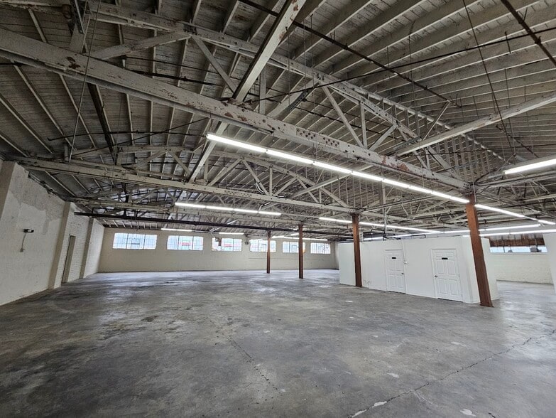 3053 E 11th St, Los Angeles, CA à louer - Photo de l’immeuble – Image 2 sur 14