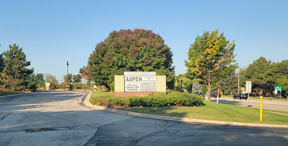 12555 W National Ave, New Berlin, WI à louer - Photo de l’immeuble – Image 3 sur 10