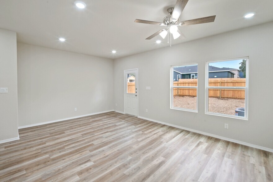 3501 Renfro St, Burleson, TX à vendre - Photo intérieure – Image 2 sur 20