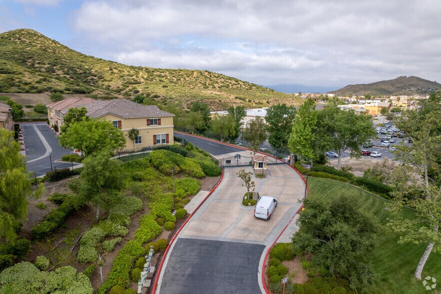 30505 Canyon Hills Rd, Lake Elsinore, CA à vendre - Photo de l’immeuble – Image 3 sur 5