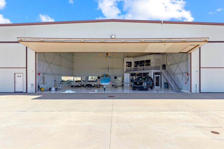 15809 Addison Rd, Addison, TX à vendre - Photo de l’immeuble – Image 3 sur 22
