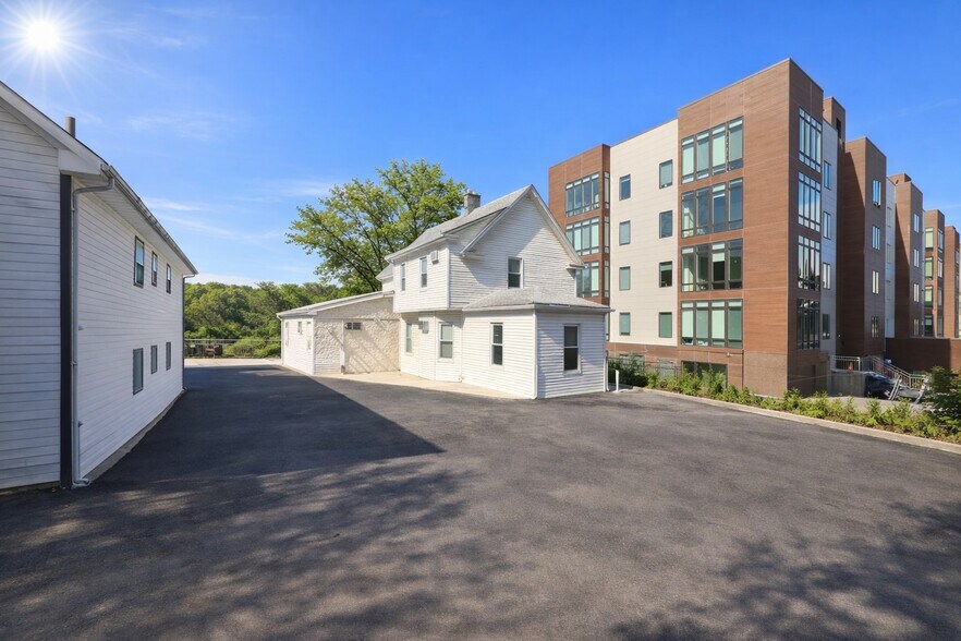 557 N Macquesten Pky, Mount Vernon, NY à vendre - Photo de l’immeuble – Image 3 sur 6