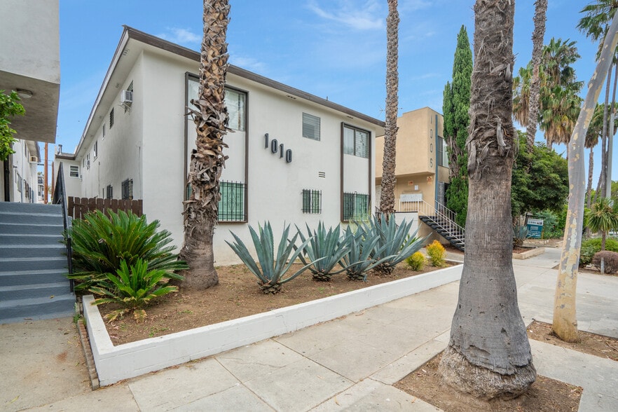 1010 N Orange Grove Ave, West Hollywood, CA à vendre - Photo de l’immeuble – Image 2 sur 20