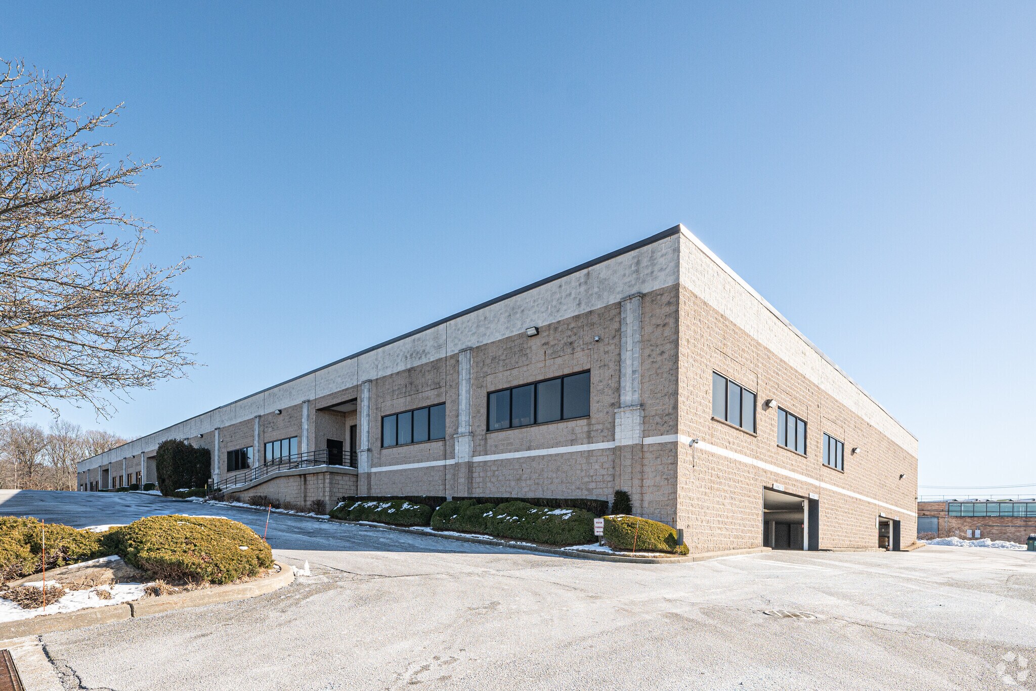 137 Commercial St, Plainview, NY à louer Photo de l’immeuble– Image 1 sur 5