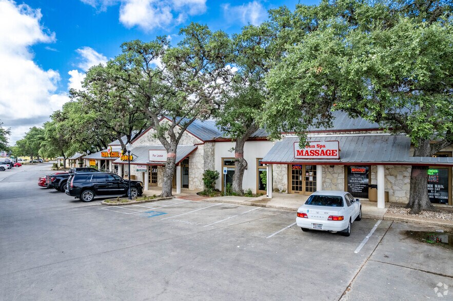 2950 Thousand Oaks Dr, San Antonio, TX à louer - Photo de l’immeuble – Image 2 sur 17