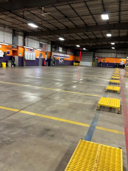 721 Industrial Dr, Cary, IL à vendre - Photo intérieure – Image 3 sur 5