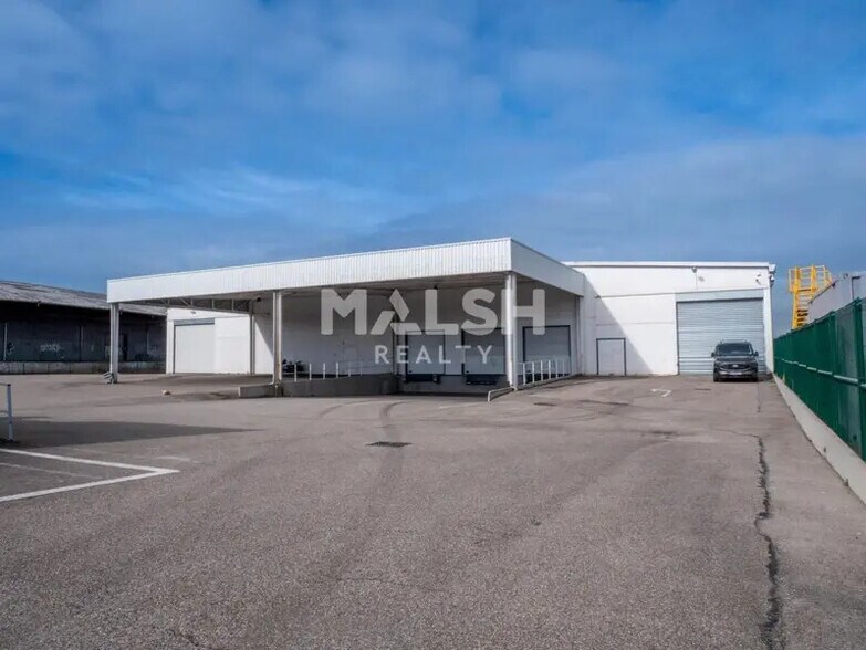 Local d’activités dans Vénissieux à louer - Photo de l’immeuble – Image 1 sur 9