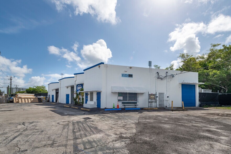15221 NE 21st Ave, Miami, FL à vendre - Photo de l’immeuble – Image 2 sur 34