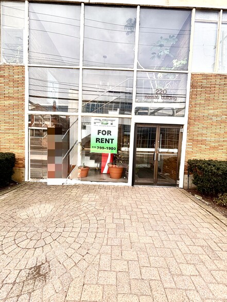 220 Old Country Rd, Mineola, NY à louer - Photo de l’immeuble – Image 3 sur 23