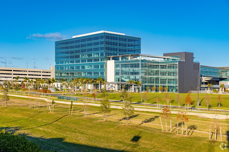 5411 SkyCenter Dr, Tampa, FL à louer - Photo de l’immeuble – Image 2 sur 9