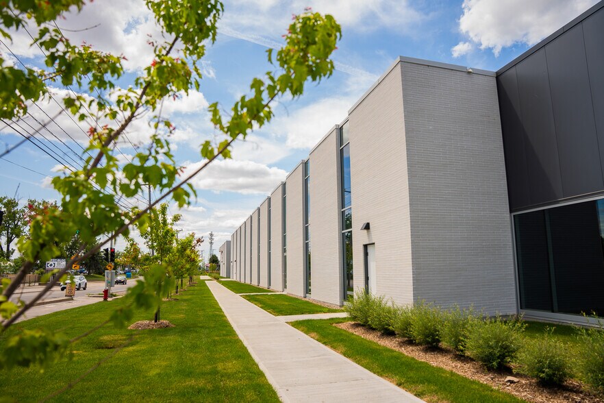 141 Boul Bellerose O, Laval, QC à louer - Photo de l’immeuble – Image 3 sur 11