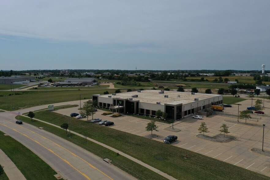 1450 N Center Point Rd, Hiawatha, IA à louer - Photo de l’immeuble – Image 2 sur 12