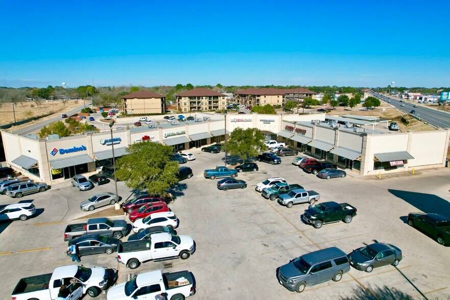 1320 W Oaklawn Dr, Pleasanton, TX à louer - Photo de l’immeuble – Image 3 sur 3