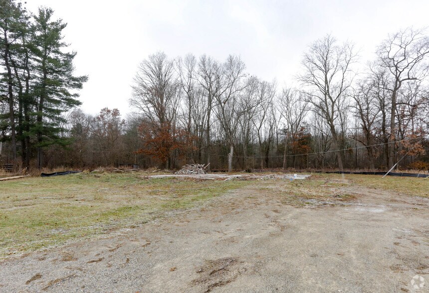 8860 Whitmore Lake Rd, Brighton, MI à vendre - Photo de l’immeuble – Image 2 sur 4