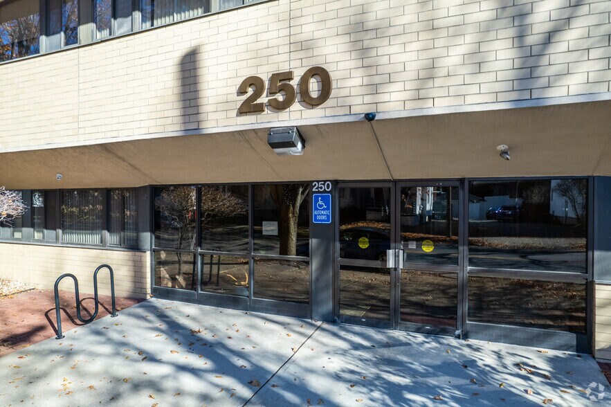 250 Pierce St, Kingston, PA à vendre - Photo de l’immeuble – Image 3 sur 5