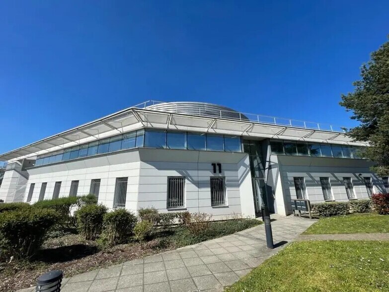 11 Rue Edison, Bron à louer - Photo de l’immeuble – Image 1 sur 9
