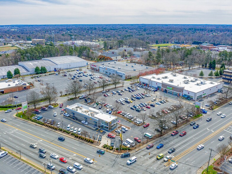 3503 W Gate City Blvd, Greensboro, NC à louer - Photo de l’immeuble – Image 3 sur 8