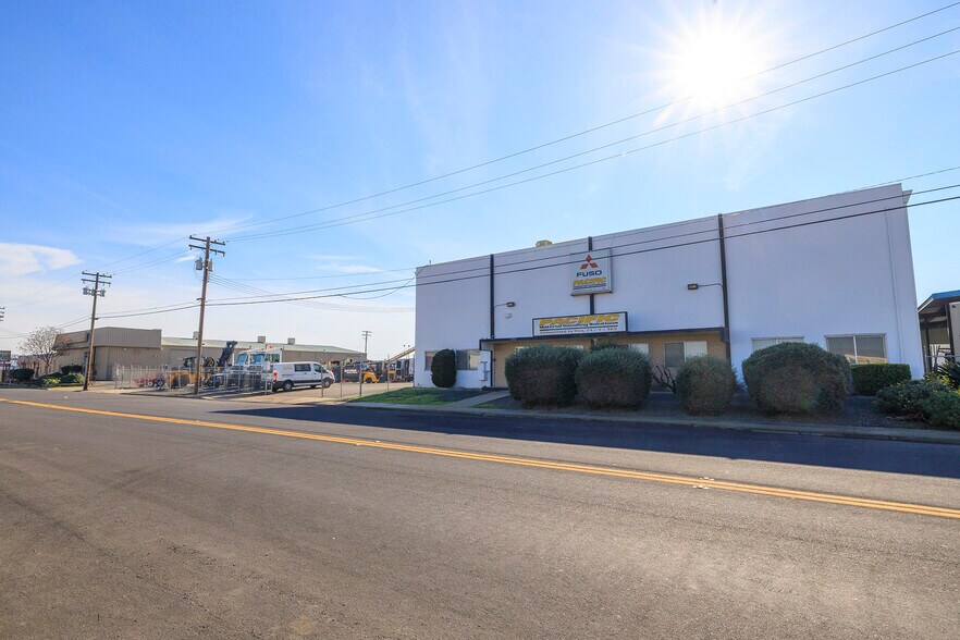 2242 Hoover Ave, Modesto, CA à louer - Photo de l’immeuble – Image 3 sur 17