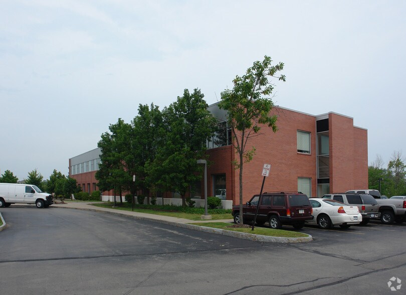 125 Indigo Creek Dr, Rochester, NY à louer - Photo de l’immeuble – Image 1 sur 17