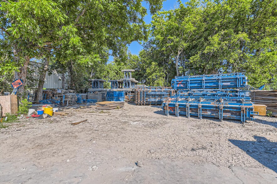 513 Thompson Ln, Austin, TX à louer - Photo de l’immeuble – Image 3 sur 22