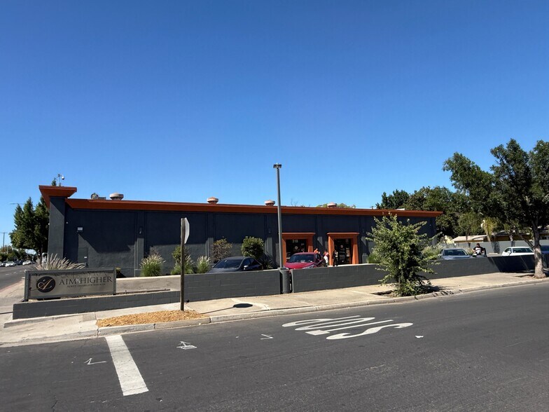 318 McHenry Ave, Modesto, CA à vendre - Photo de l’immeuble – Image 3 sur 8