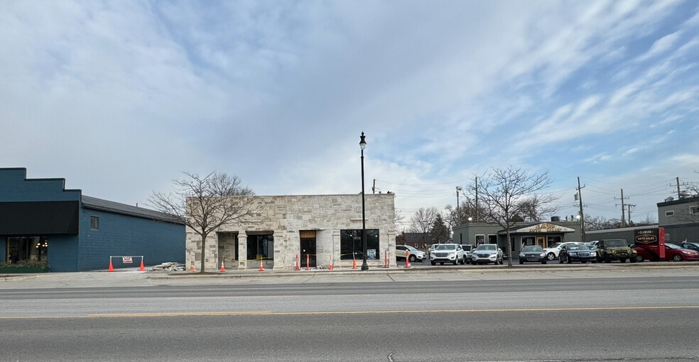 76-84 W 14 Mile Rd, Clawson, MI à louer - Photo de l’immeuble – Image 2 sur 11