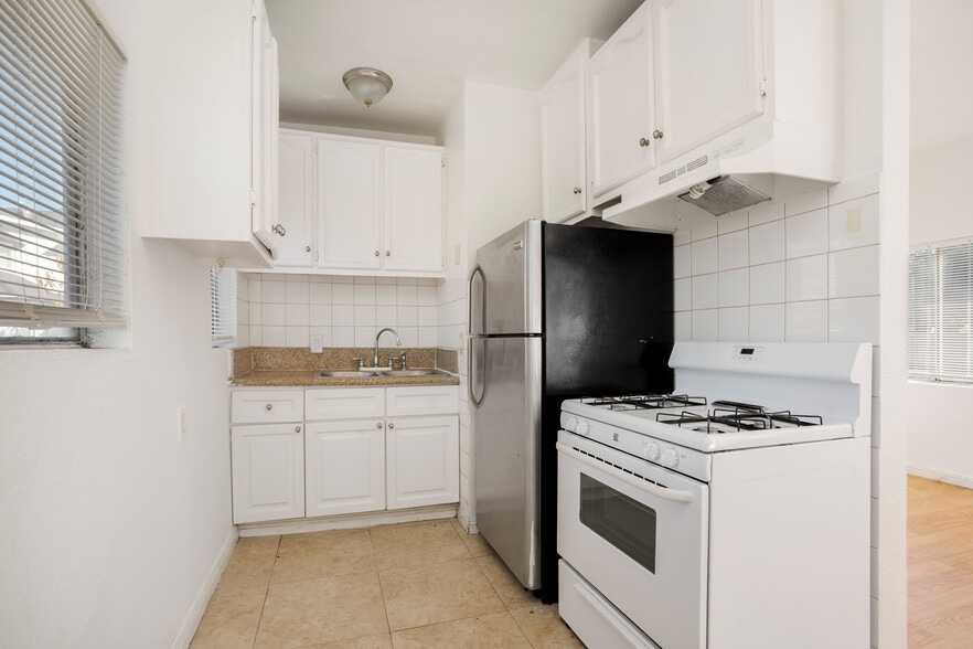 2440 Wabash Ave, Los Angeles, CA à vendre - Photo de l’immeuble – Image 3 sur 20