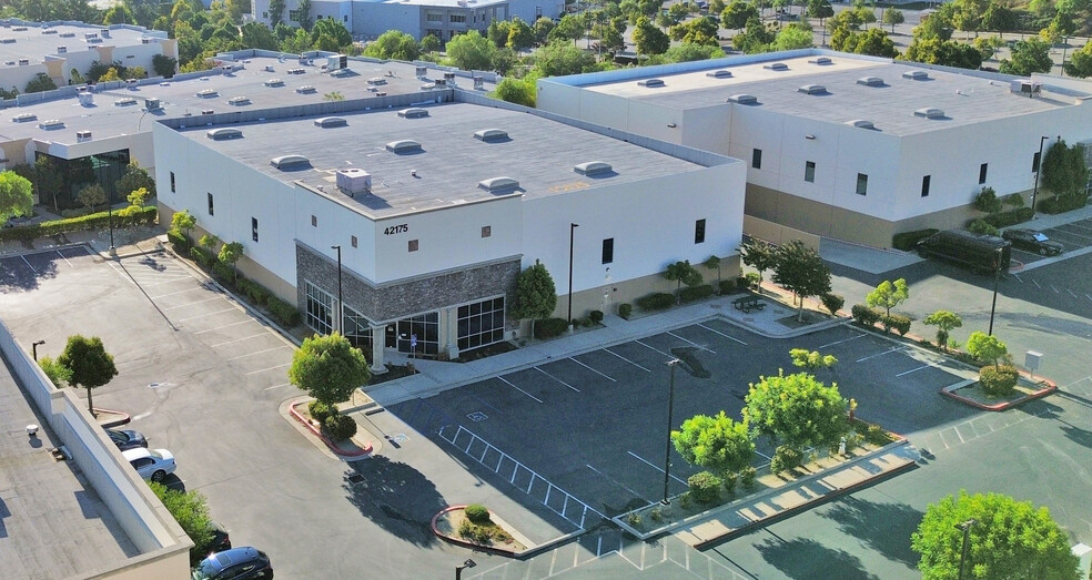 42175 Zevo Dr, Temecula, CA à louer - Photo de l’immeuble – Image 1 sur 5