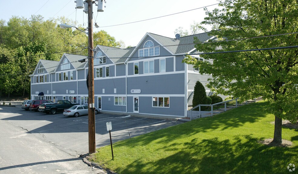 733 E Main St, Torrington, CT à louer - Photo de l’immeuble – Image 3 sur 6