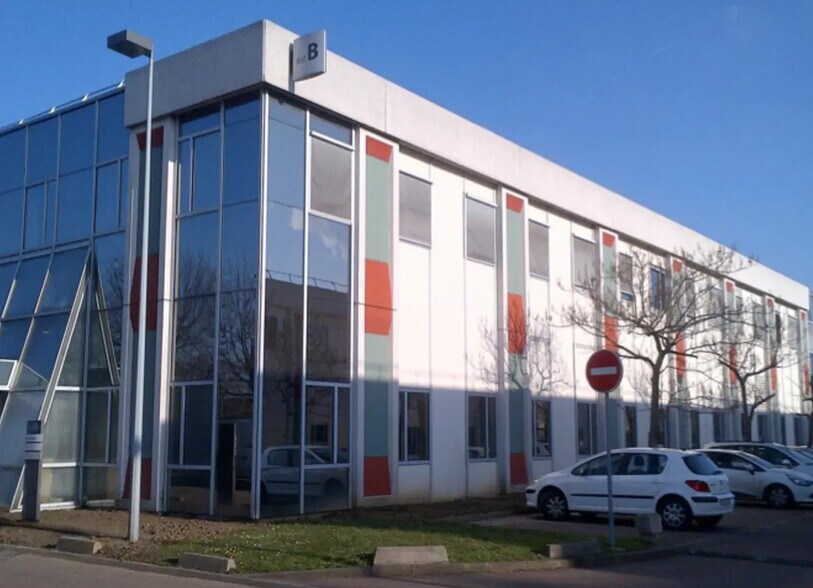 Local d’activités dans Gennevilliers à louer - Photo de l’immeuble – Image 1 sur 3