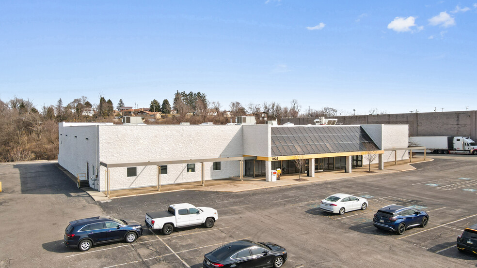 7025 Clairton Rd, West Mifflin, PA à louer - Photo de l’immeuble – Image 2 sur 22