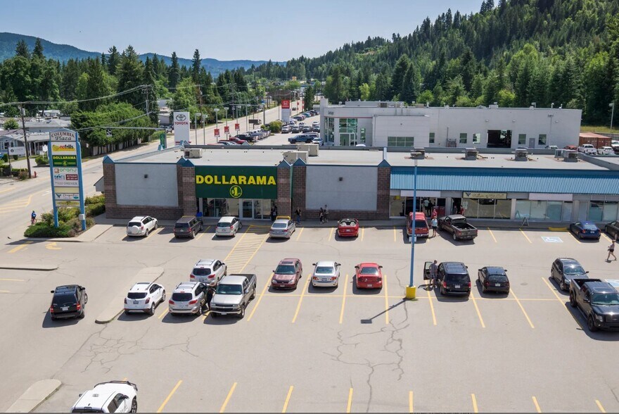 1502 Columbia Ave, Castlegar, BC à louer - Photo de l’immeuble – Image 1 sur 3