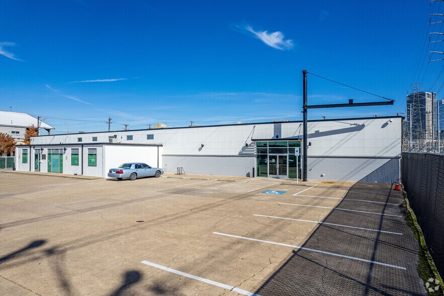 921 N Riverfront Blvd, Dallas, TX à louer - Photo de l’immeuble – Image 2 sur 9