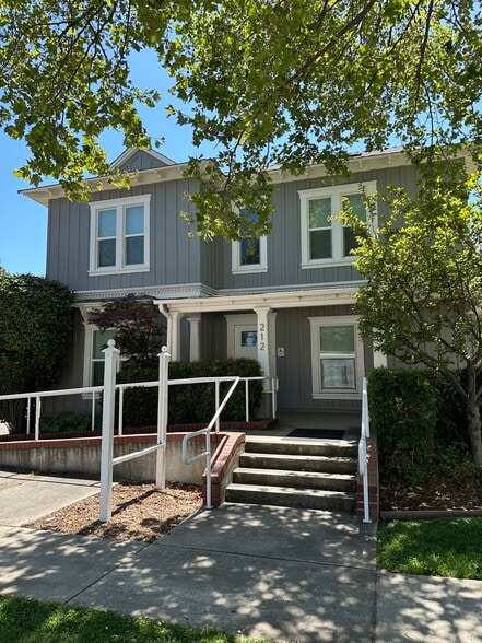 212 Judah St, Roseville, CA à louer - Photo principale – Image 1 sur 24