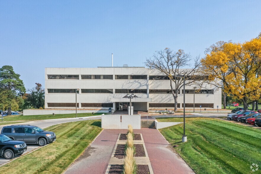 2829 Westown Pky, West Des Moines, IA à louer - Photo de l’immeuble – Image 2 sur 11