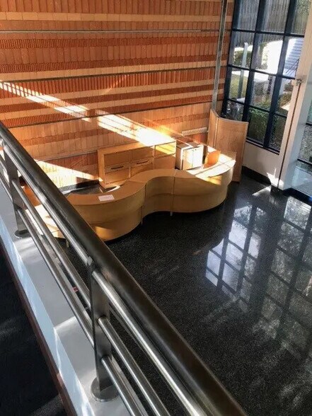 Bureau dans Montigny-le-Bretonneux à vendre - Hall d’entrée – Image 3 sur 9