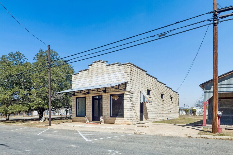 606 High St, Comfort, TX à vendre - Photo de l’immeuble – Image 2 sur 16