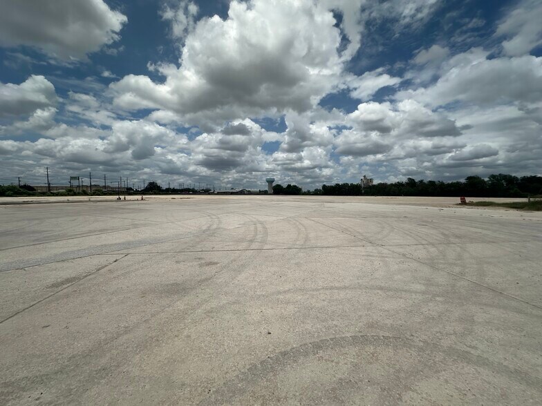 242 N WW White Rd, San Antonio, TX à vendre - Photo de l’immeuble – Image 2 sur 7