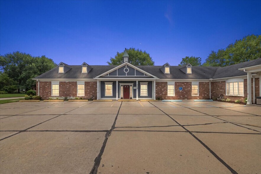37244 S Groesbeck Hwy, Clinton Township, MI à louer - Photo de l’immeuble – Image 1 sur 92