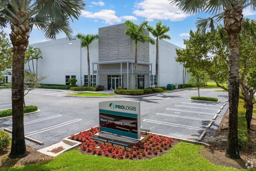 11230 NW 122nd St, Medley, FL à louer - Photo de l’immeuble – Image 2 sur 8