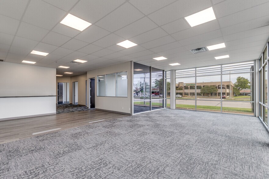 2824 Valley View Ln, Farmers Branch, TX à louer - Photo de l’immeuble – Image 1 sur 25