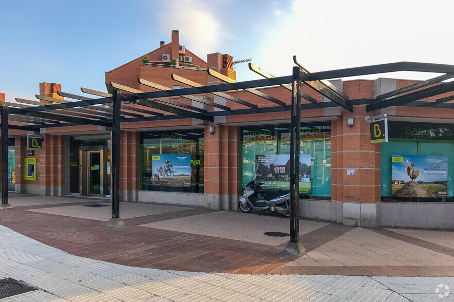 Local commercial dans Boadilla del Monte, Madrid à louer - Photo de l’immeuble – Image 1 sur 4